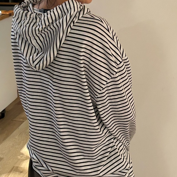 💫SHEIN Women’s Striped Hoodie - Picture 4 of 10